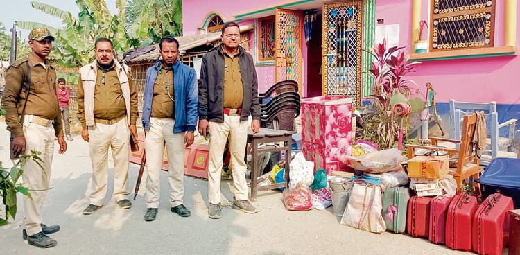 hajipur news. किशोरी के अपहरण के आरोपित के घर पर हुई कुर्की-जब्ती