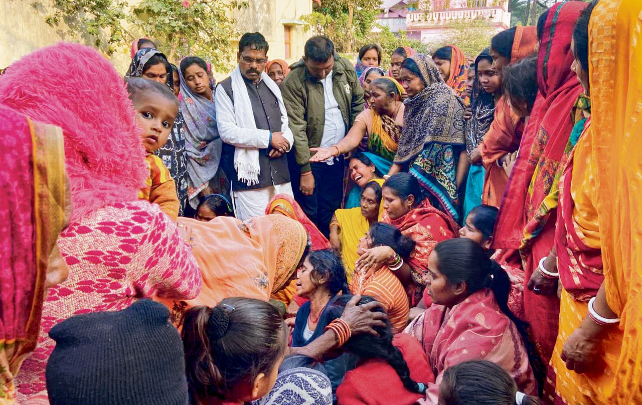 hajipur news. गुरुग्राम की कंपनी में हुई थी युवक की मौत, शव पहुंचा गांव