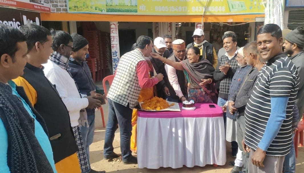 Giridih News: भाजपाइयों ने मनाया पूर्व सीएम बाबूलाल मरांडी का जन्मदिन