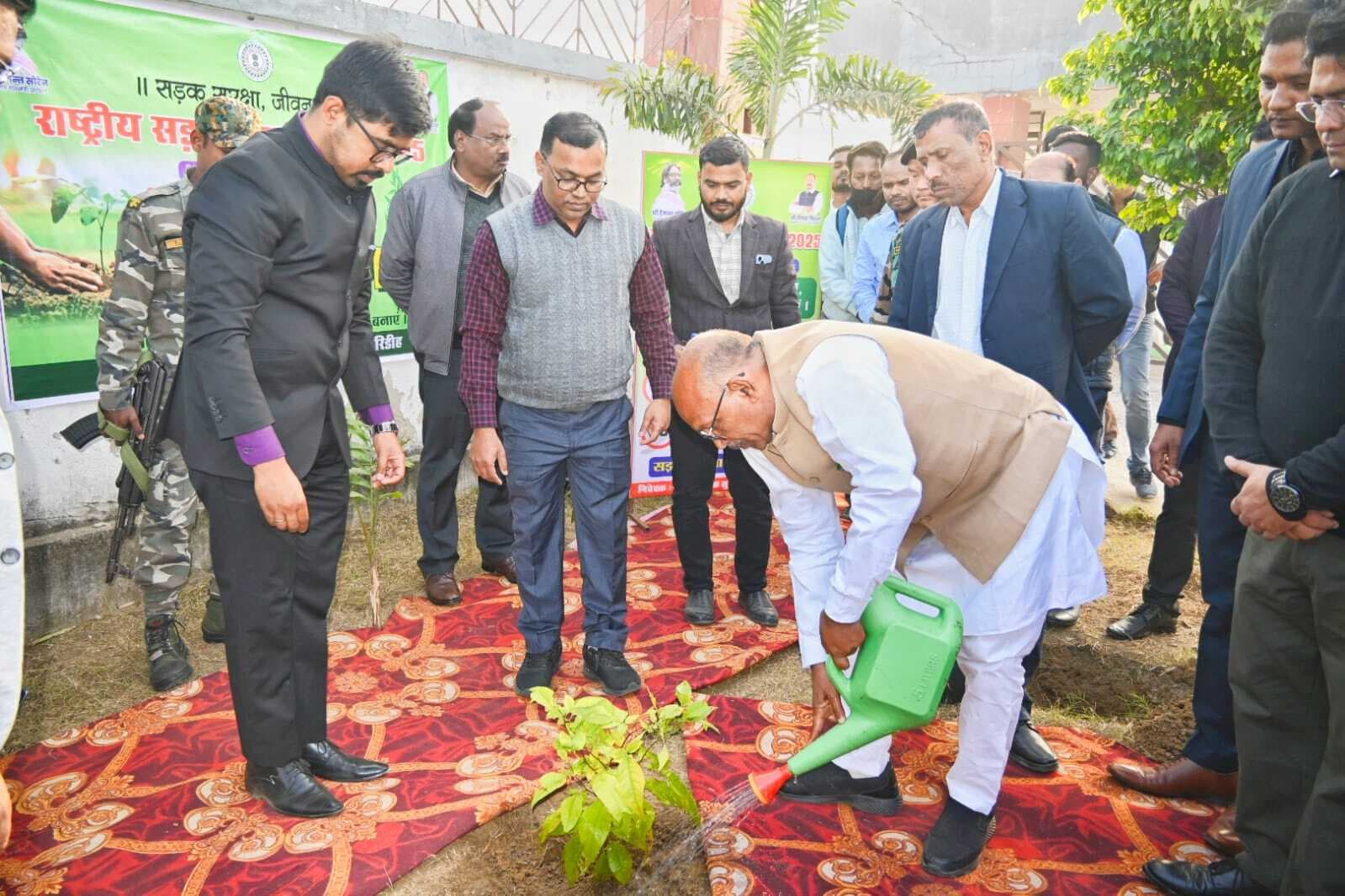 Giridih News: विस अध्यक्ष ने समाहरणालय परिसर में किया पौधरोपण