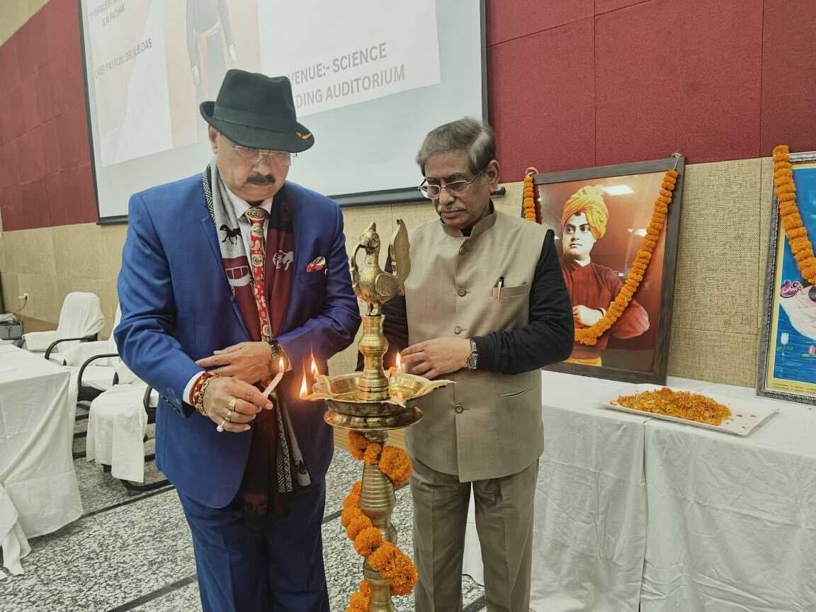 Ranchi News : व्यक्ति को कठिन समय में भी सच के साथ खड़ा रहना चाहिए : न्यायमूर्ति एसएन पाठक