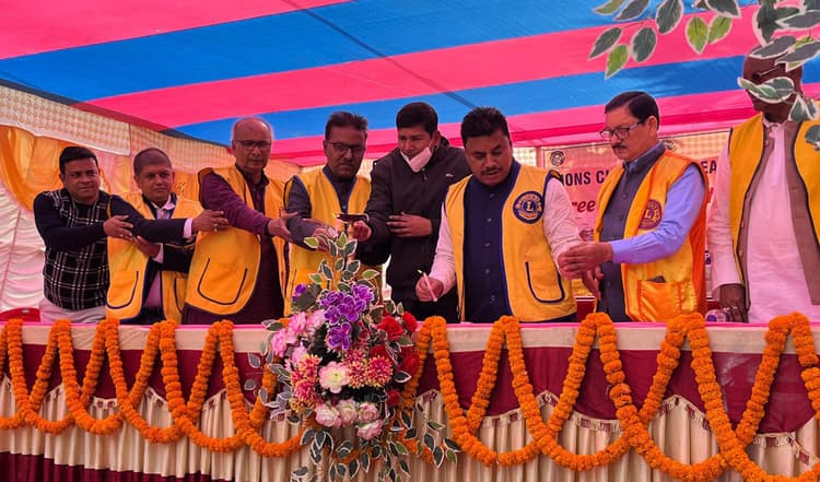 लायन्स क्लब के शिविर में दो सौ मरीजों के आंखों की हुई जांच