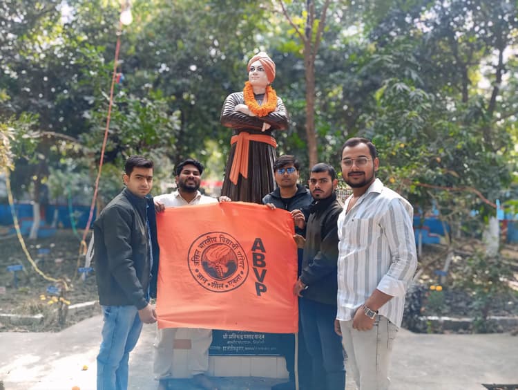 अभाविप कार्यकर्ताओं ने विवेकानंद जी की प्रतिमा पर किया माल्यार्पण