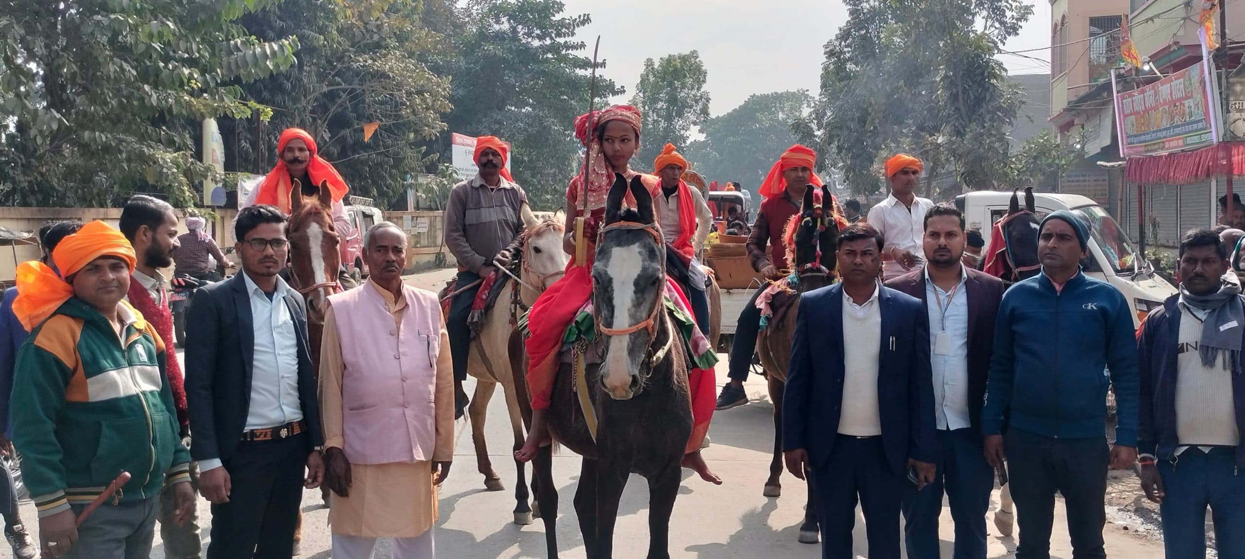 युवा दिवस के अवसर पर छात्र-छात्राओं ने निकाली झांकी, आकर्षण का केंद्र रहा घुड़सवार दस्ता