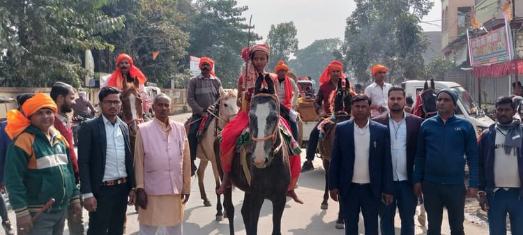 युवा दिवस के अवसर पर छात्र-छात्राओं ने निकाली झांकी, आकर्षण का केंद्र रहा घुड़सवार दस्ता