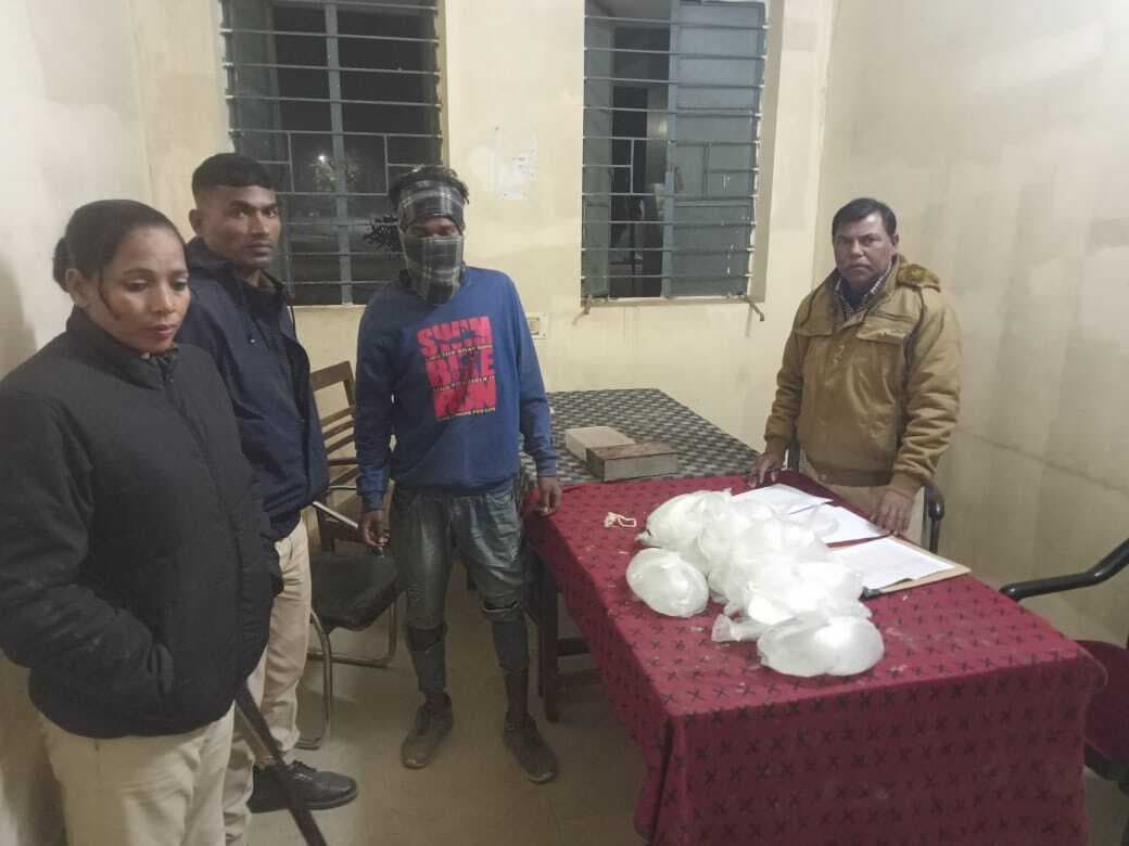 उत्पाद पुलिस की छापेमारी में 43 लीटर शराब जब्त, तीन तस्कर गिरफ्तार