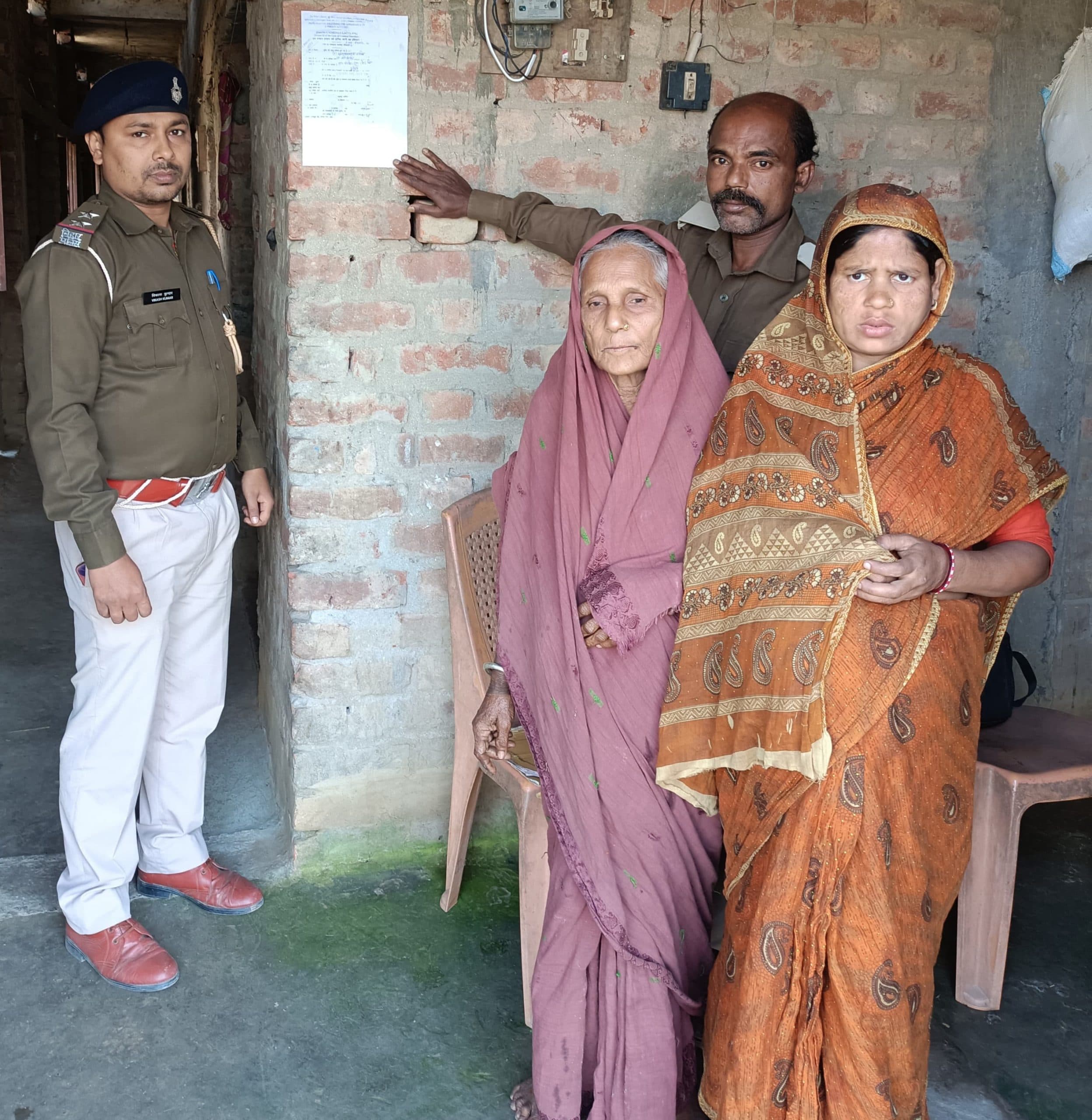 दो वारंटी के घर चिपकाया इश्तेहार