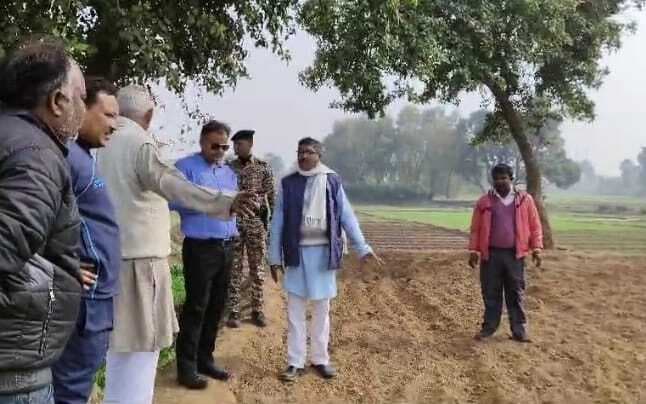 संभावित बौद्ध अवशिष्ट की तलाश में डीएम ने किया स्थलीय निरीक्षण