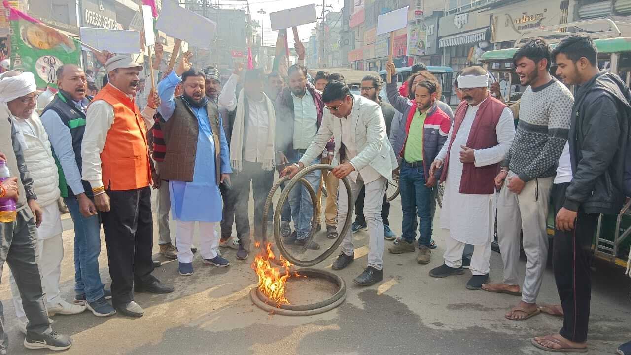 बिहार बंद मुंगेर में रहा बेअसर, जाप कार्यकर्ताओं ने टायर जलाकर किया विरोध प्रदर्शन