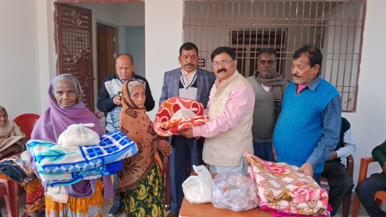 वैश्य समाज की ओर से गरीबों के बीच कंबल का वितरण