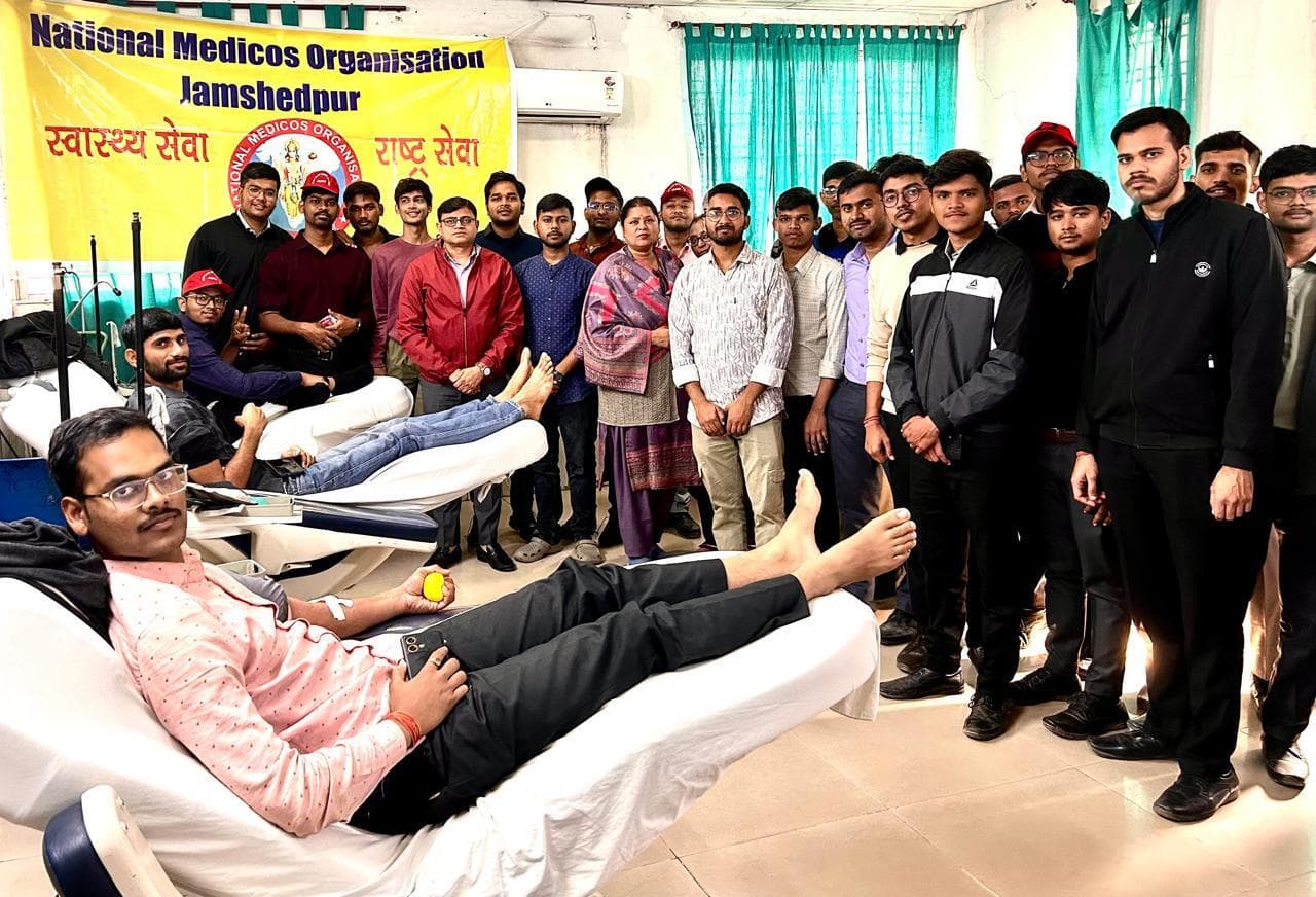 Jamshedpur News : राष्ट्रीय युवा दिवस के अवसर पर डॉक्टरों ने किया रक्तदान