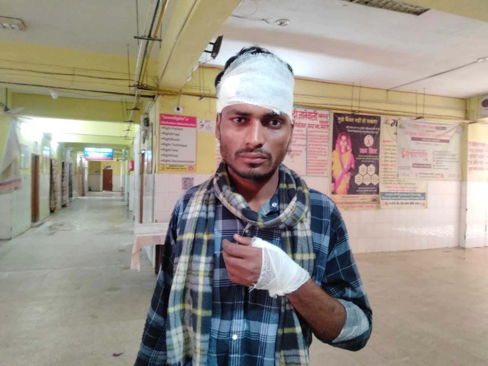 बदमाशों ने दिनदहाड़े बाइक सवार युवक को मारी चाकू, बाइक छीनकर हुआ फरार