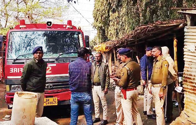 hajipur news. शॉर्ट सर्किट से काेर्ट परिसर में लगी आग, कई अधिवक्ताओं के चैंबर व फाइल जलकर खाक