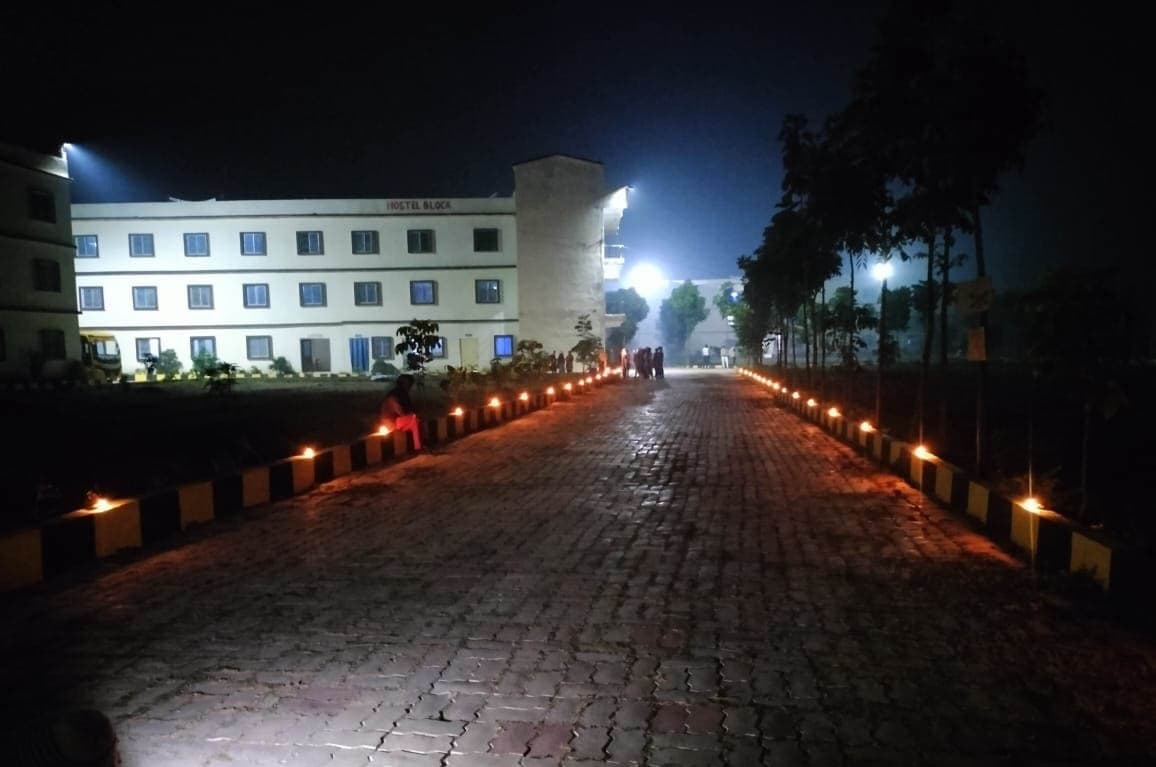 रामलला की प्राण-प्रतिष्ठा की वर्षगांठ पर दीपों से सजा बाबा राजाराम कॉलेज