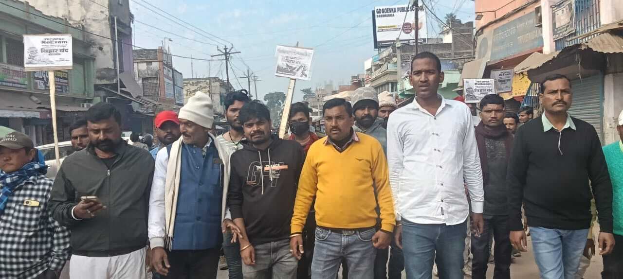 पप्पू समर्थकों ने बंद कराया बाजार, राज्य सरकार के खिलाफ की नारेबाजी