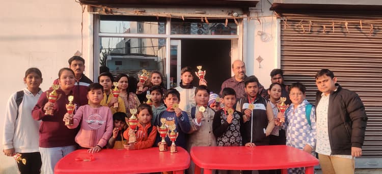 चेस क्रॉप्स शतरंज प्रतियोगिता में विवान,अमैरा,आरव व कृष्णा ने मारी बाजी