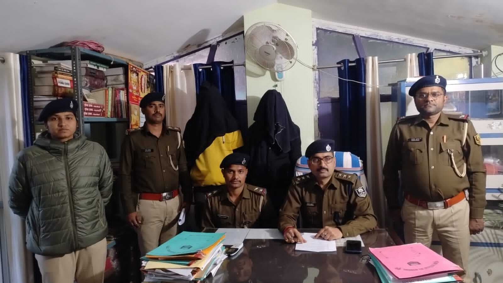 चोरी गयी ट्रैक्टर की ट्राली सहित दो चोरों को पुलिस ने किया गिरफ्तार
