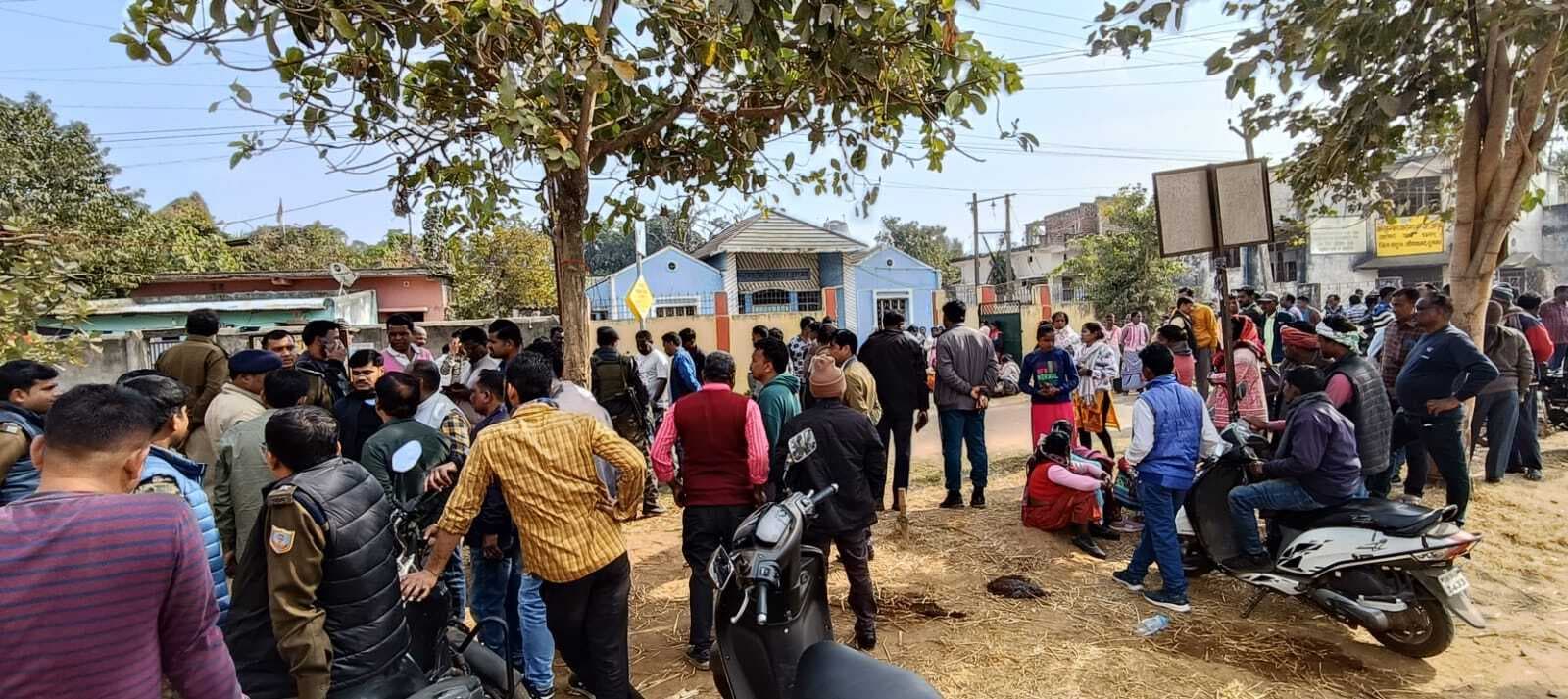 Lead News : शिवपहाड़ व पोस्टमार्टम हाउस के पास छह घंटे किया सड़क जाम