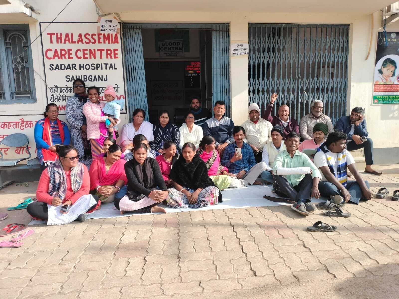 ब्लड बैंक के समक्ष कर्मियों ने दिया धरना, सीएस को आज सौंपेंगे पत्र