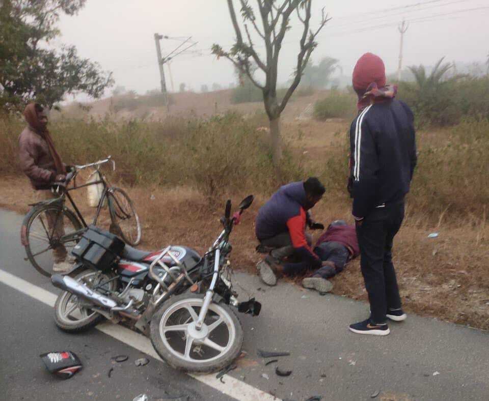 अज्ञात वाहन के धक्के से बाइक चालक युवक की मौत, दूसरा घायल