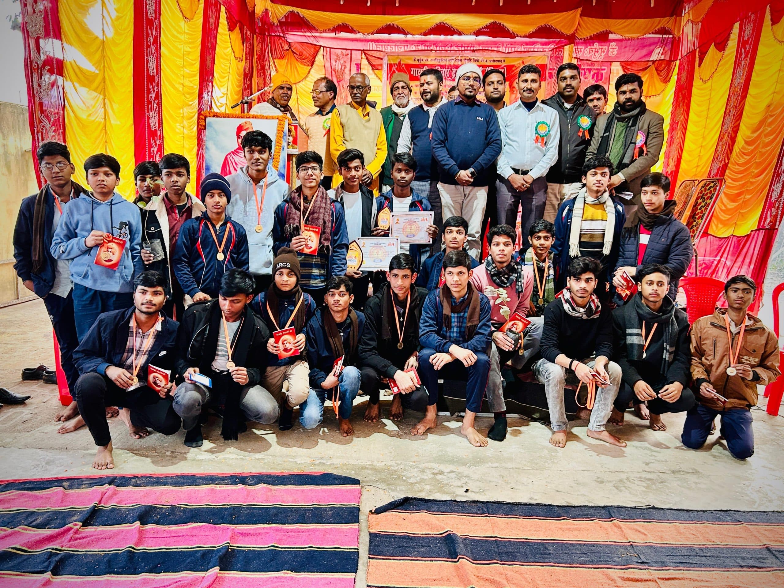 क्वीज में आर्यन पहले तो सत्यम रहे दूसरे स्थान पर