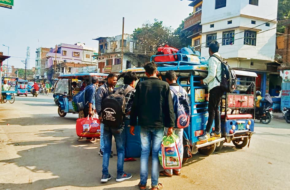 Chapra News : नियमों की अनदेखी कर इ-रिक्शा और ऑटो का परिचालन कर रहे हैं चालक