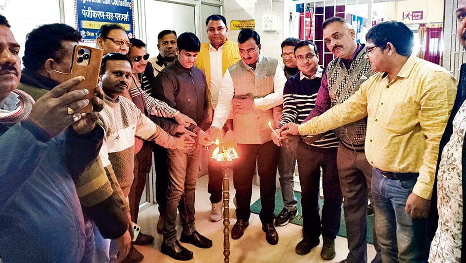 जरूरतमंदों के लिए प्रेस क्लब के पत्रकारों ने किया रक्तदान