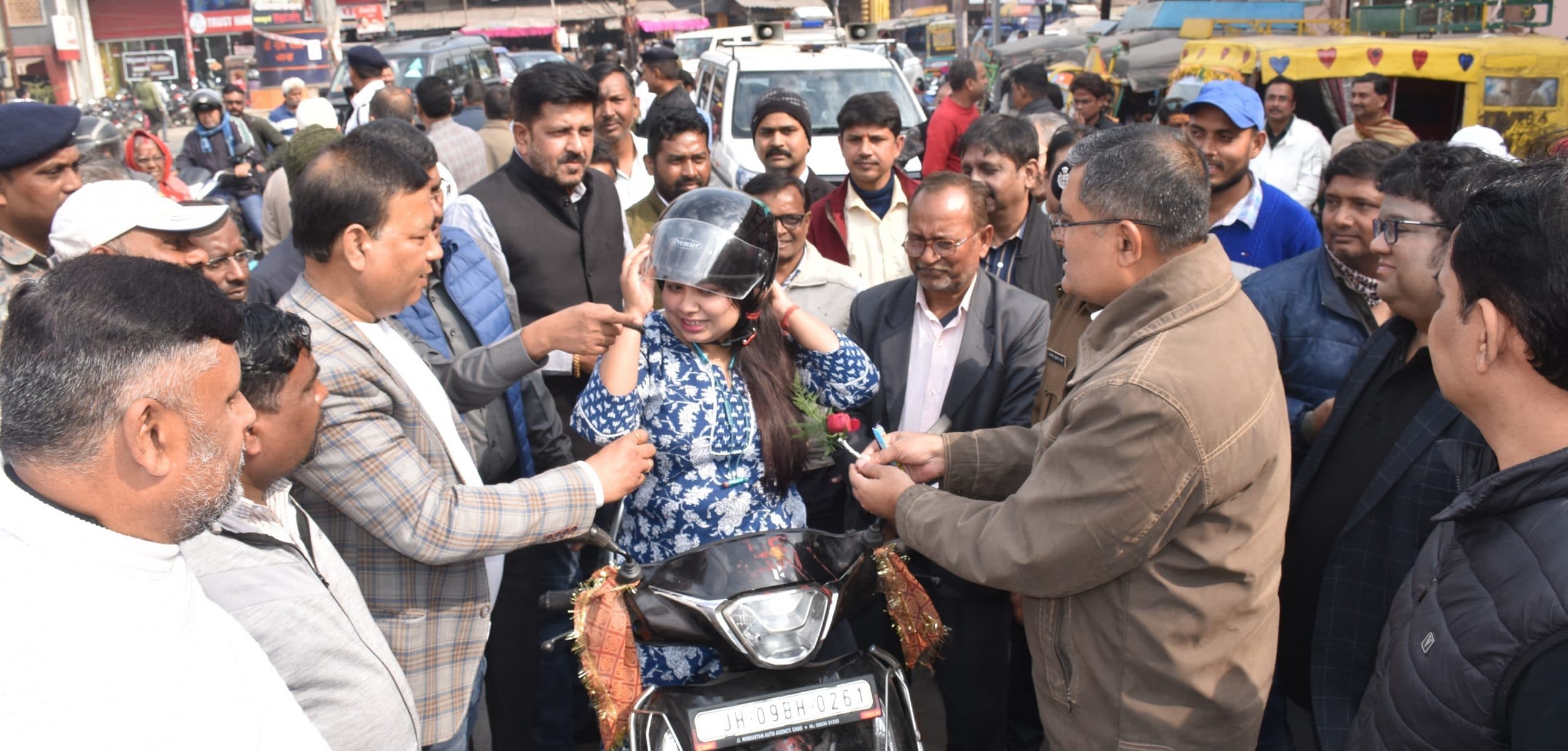 Bokaro News : पुत्र की याद में आठ साल में बांटे साढ़े तीन हजार हेलमेट