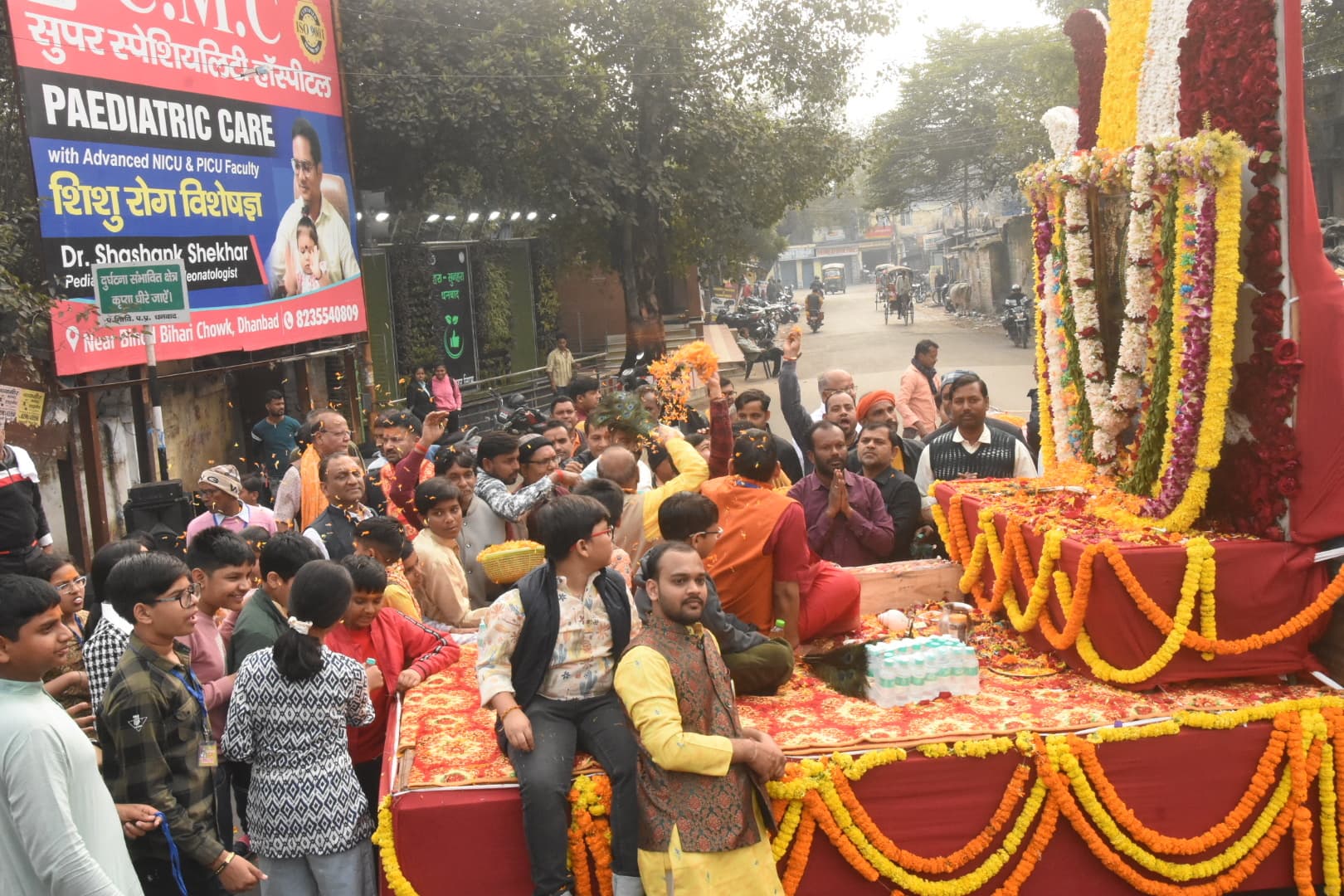 Dhanbad News : गोविंदपुर से निकलकर झरिया पहुंची शोभायात्रा, भक्तों ने श्याम बाबा को अर्पित किया निसान
