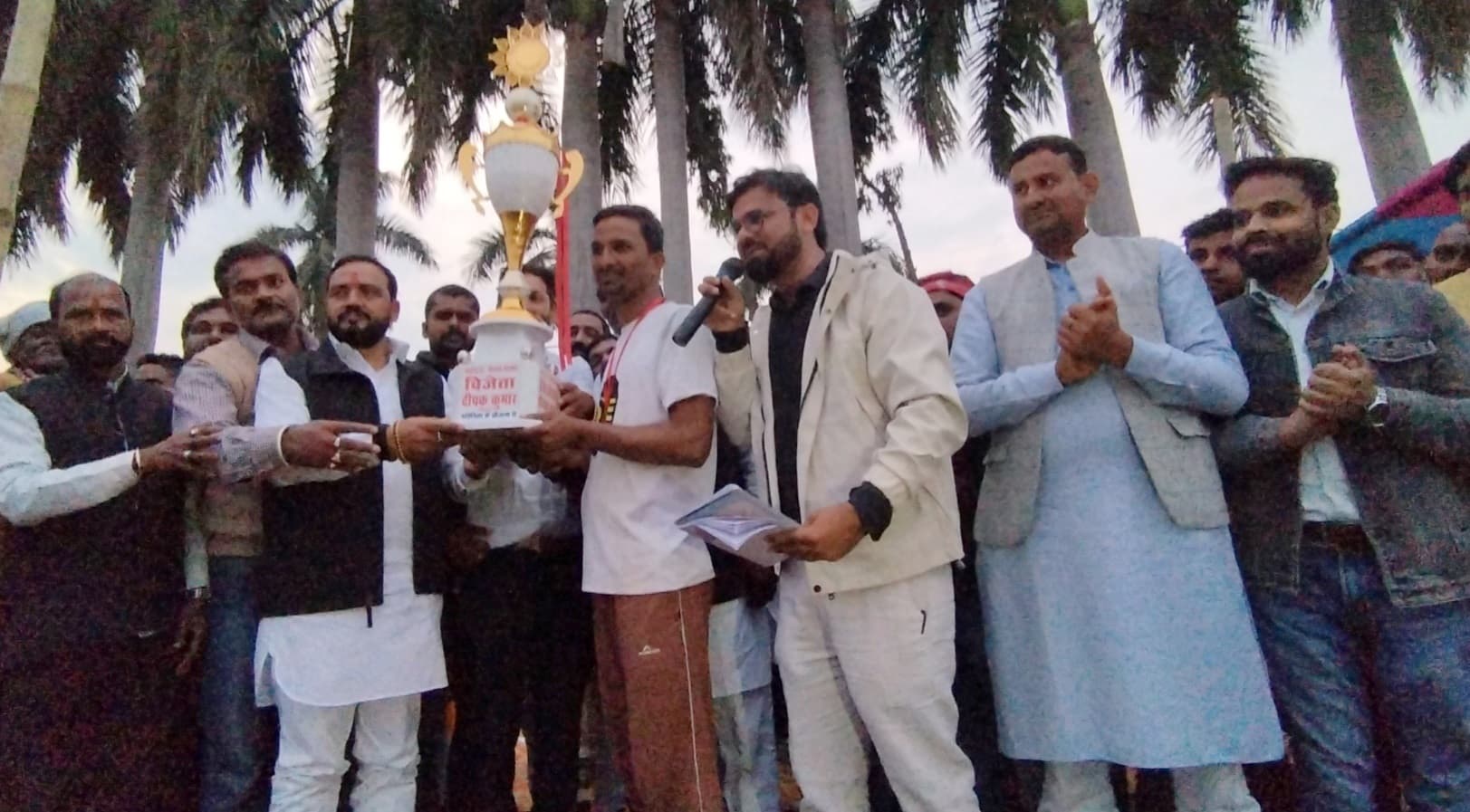 Madhubani News : भेलवा ने बिशंभरपुर को दो विकेट से हराया