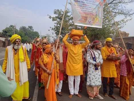 ज्ञान यज्ञ के लिए निकाली गयी भव्य कलश शोभा यात्रा