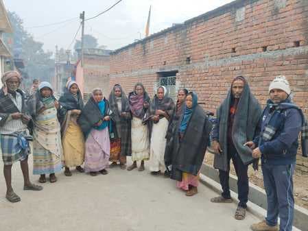 पंसस ने गरीब असहाय के बीच किया कंबल वितरण