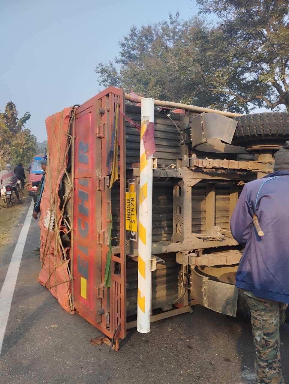 East Singhbhum News : पटमदा मेन रोड पर अंडा लदा ट्रक पलटा, चालक घायल