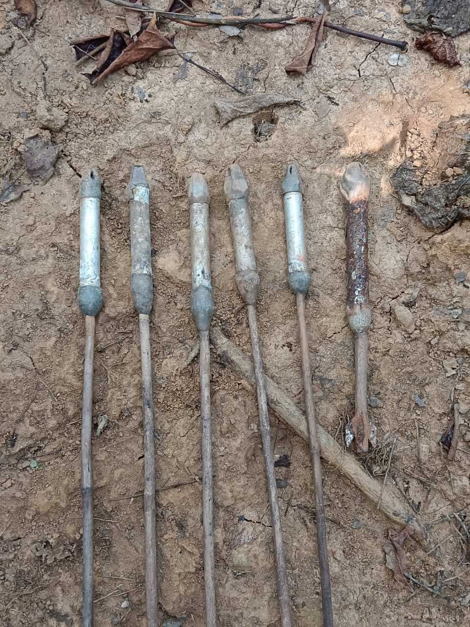 Chaibasa News : टोंटो में सुरक्षा बलों को सर्च अभियान में मिले छह तीर आइइडी