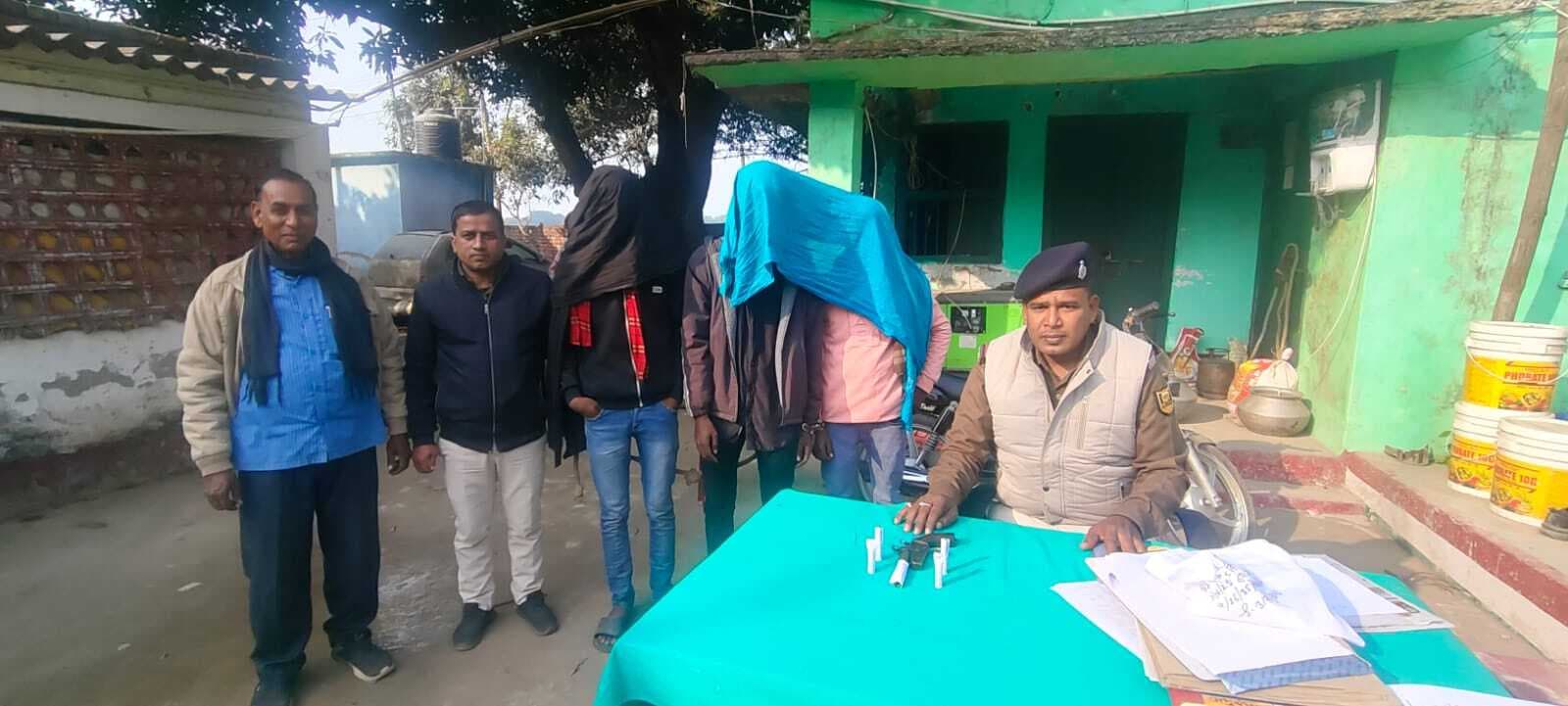 वाहन चेकिंग के दौरान तीन लोगों को किया गिरफ्तार