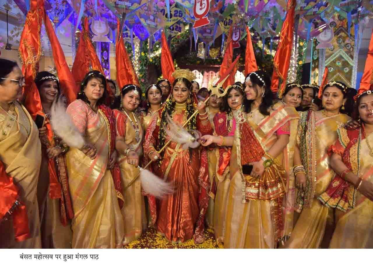 ...किसने सजाया तुझको मैया बड़ी प्यारी लागे