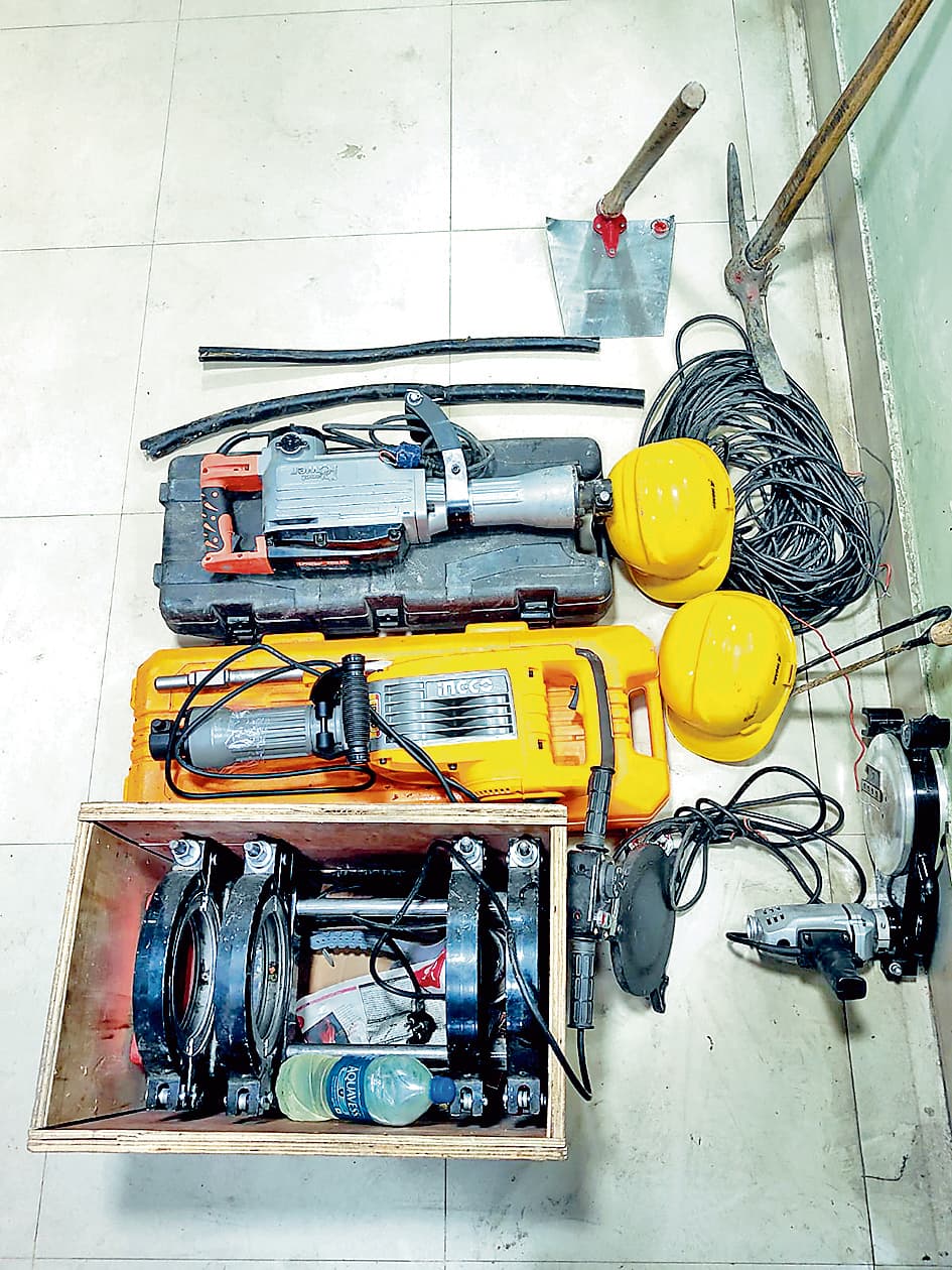 मेंटनेंस के नाम पर सड़क खोद कर चुराते थे केबल तार