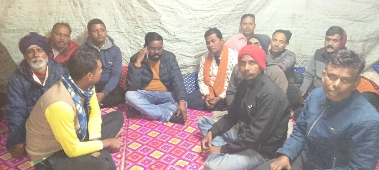 Dhanbad News : गोविंदपुर में अनशन पर बैठे दो आउटसोर्सिंग मजदूरों की तबीयत बिगड़ी