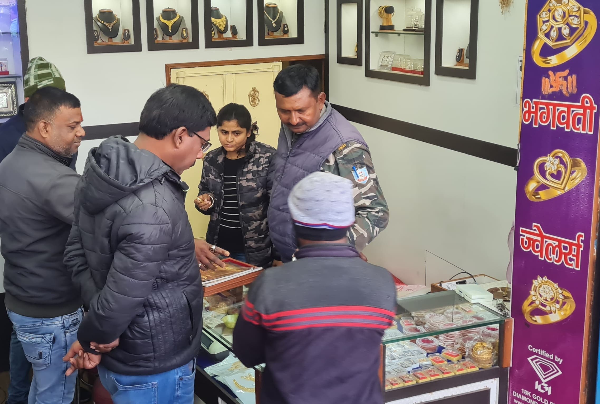 Dhanbad News:राजगंज में ज्वेलरी दुकान का शटर उखाड़ कर चोरी