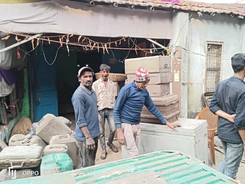 Dhanbad News: रेलवे के नोटिस के बाद स्वयं दुकान-मकान खाली करने लगे लोग