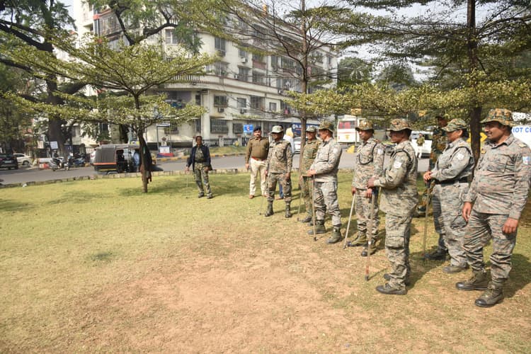 Jamshedpur News : बिष्टुपुर गोलचक्कर पर बोर्ड लगाने के मामले में दिनकर कच्छप समेत 20 अन्य के खिलाफ केस दर्ज