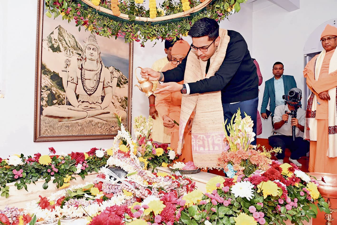 स्वामी विवेकानंद की शिक्षाएं आज भी प्रासंगिक : अभिषेक