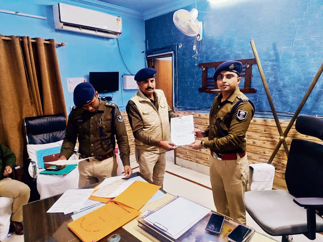 Buxar News: बेहतर कार्य करने वाले नौ थानाध्यक्ष हुए सम्मानित