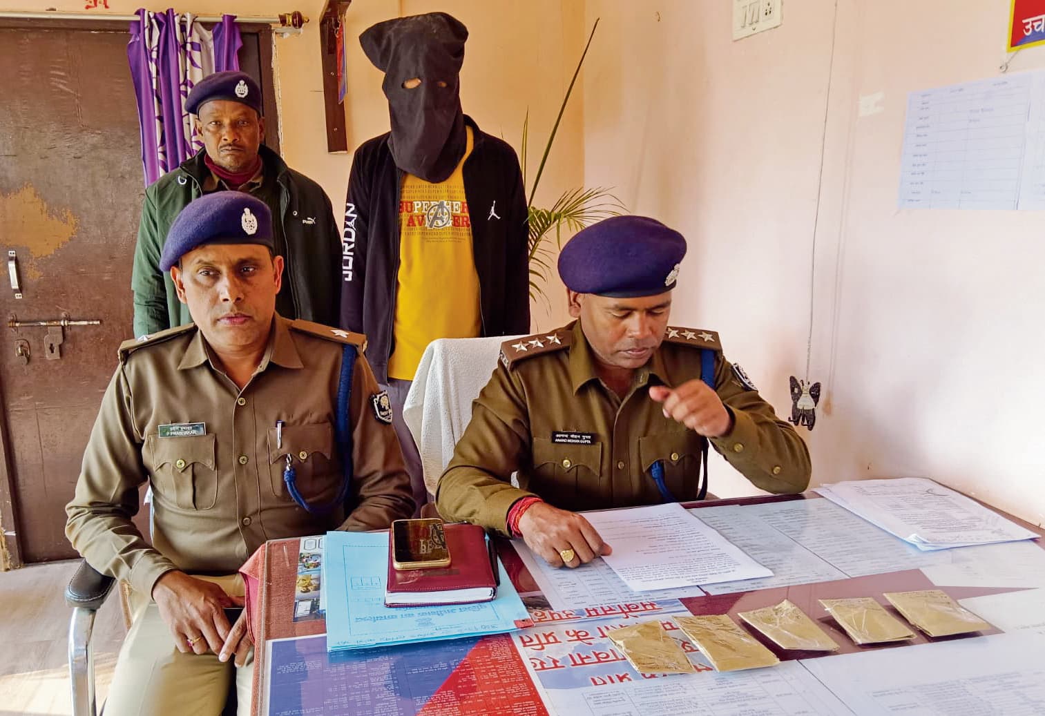 Gopalganj News  : शिक्षक हत्याकांड में कुख्यात अक्षय यादव की गिरफ्तारी के लिए यूपी व दियारे में छापेमारी