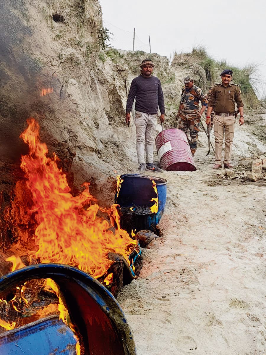 hajipur news. पुलिस ने गंगा नदी किनारे ध्वस्त की शराब की चार भट्ठियां