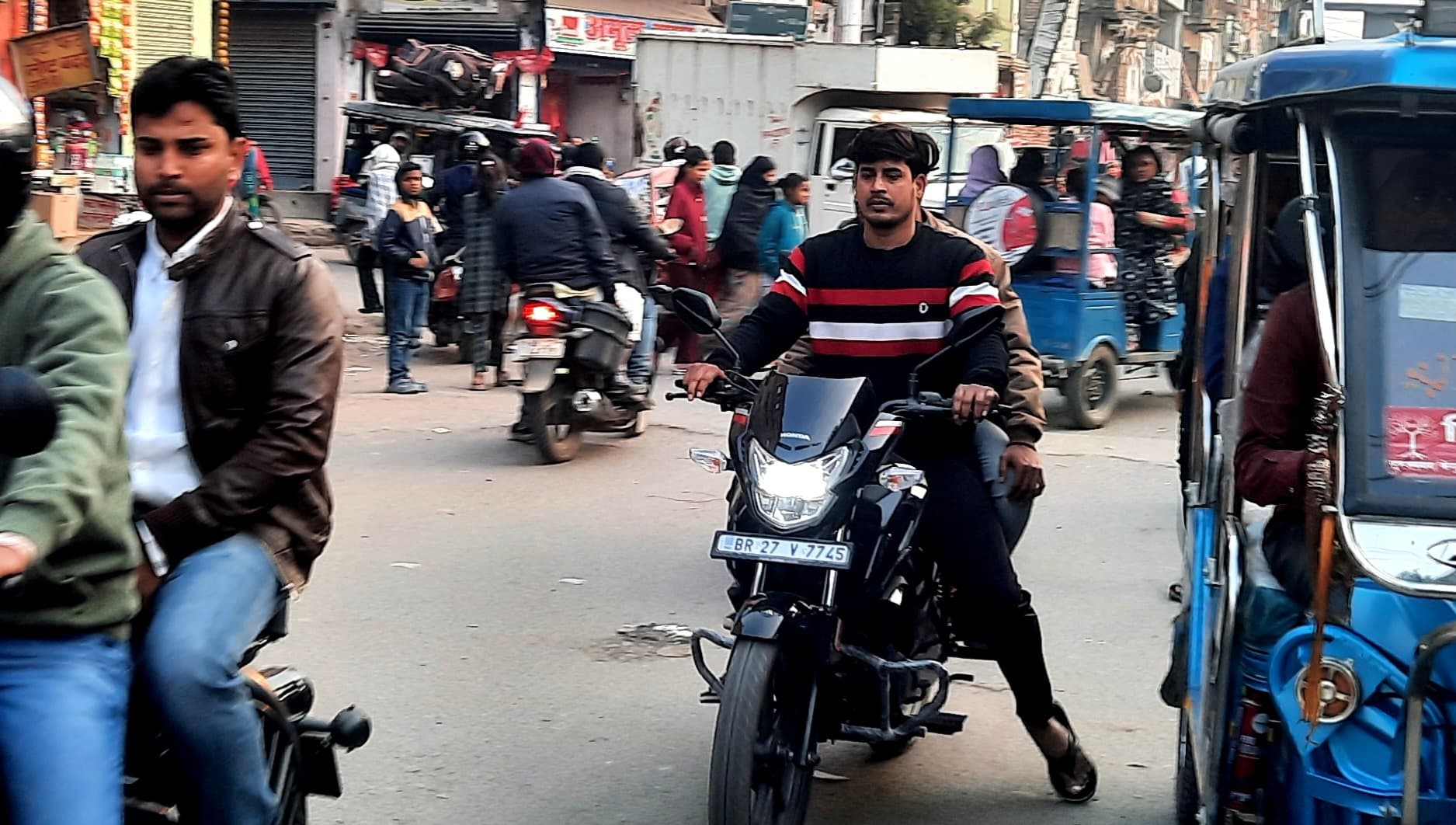 बिना हैलमेट के चल फर्राटे भर रहे बाइक सवार