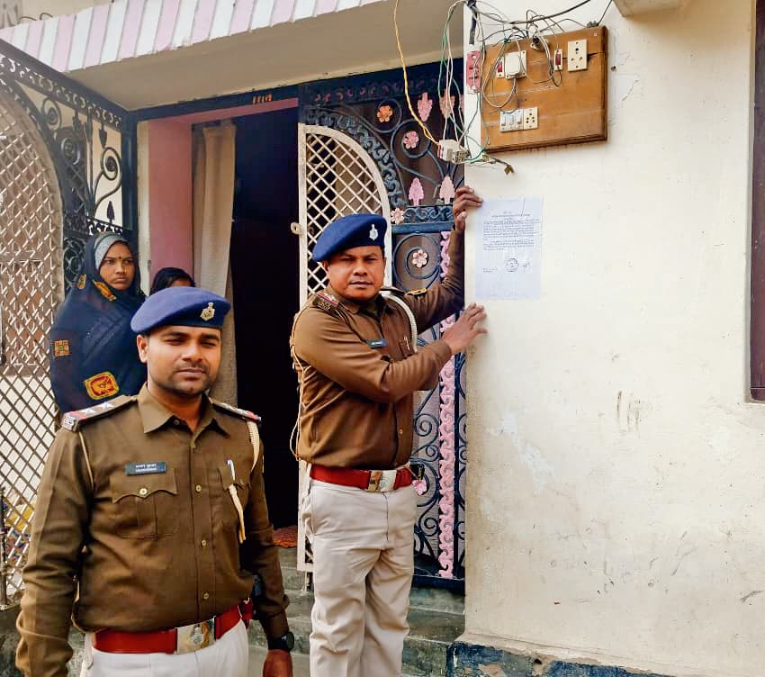 Gopalganj News : डुगडुगी बजाकर सीवान और गोपालगंज के फरार अपराधियों के घर पुलिस ने चिपकाया इश्तेहार