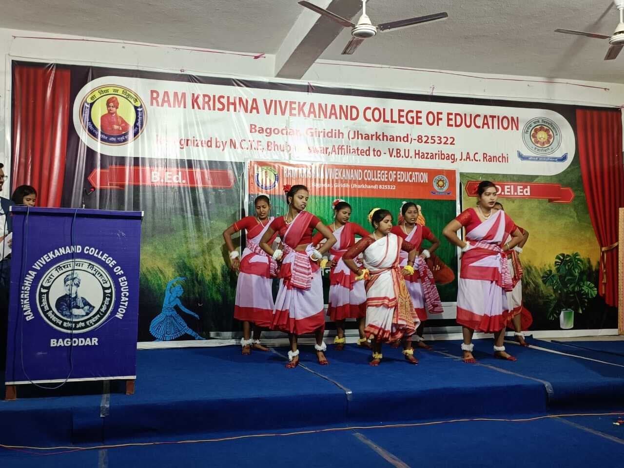 Giridih News :रंगारंग सांस्कृतिक कार्यक्रम के साथ मना युवा दिवस