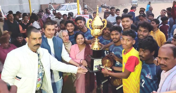 Bhagalpur news फुटबॉल टूर्नामेंट के शील्ड पर बांका का कब्जा