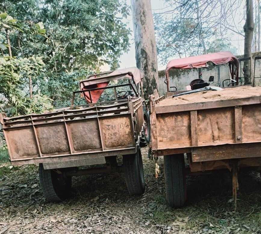 बालू व पत्थर की अवैध ढुलाई करते दो ट्रैक्टर जब्त